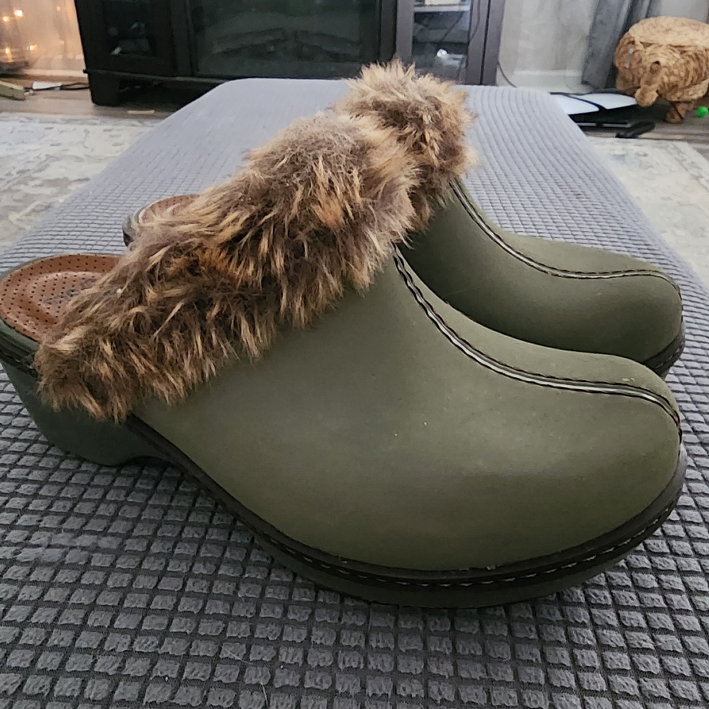 Crocs Cobbler Fuzz Clogs